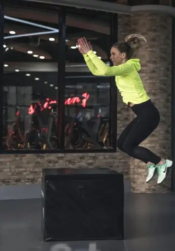 bir kutunun üzerine atlayan kadın